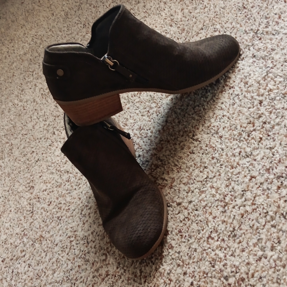 Dr. Scholls boot, size 7.5, color Army Green.